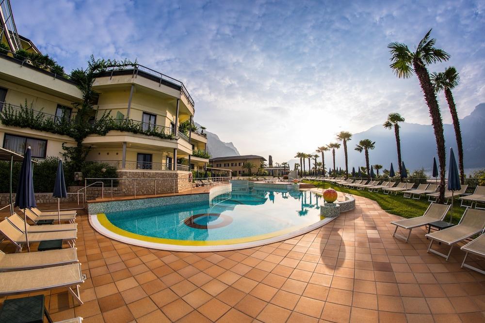 Hotel Royal Village Limone sul Garda Eksteriør billede